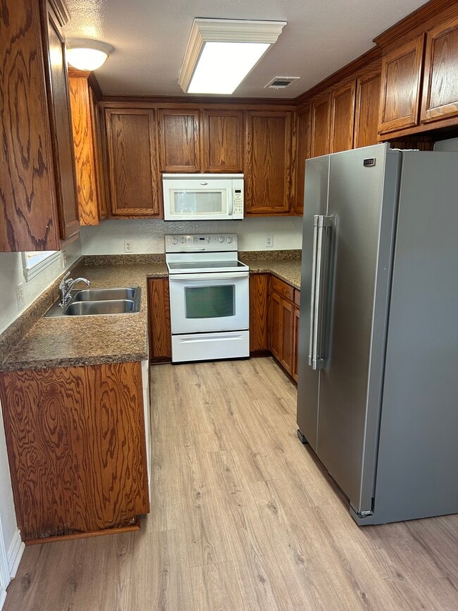 Foto del edificio - 317 W McLain Dr