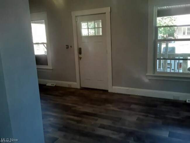 Foto del edificio - Charming Cape Cod Home with Character and Potential