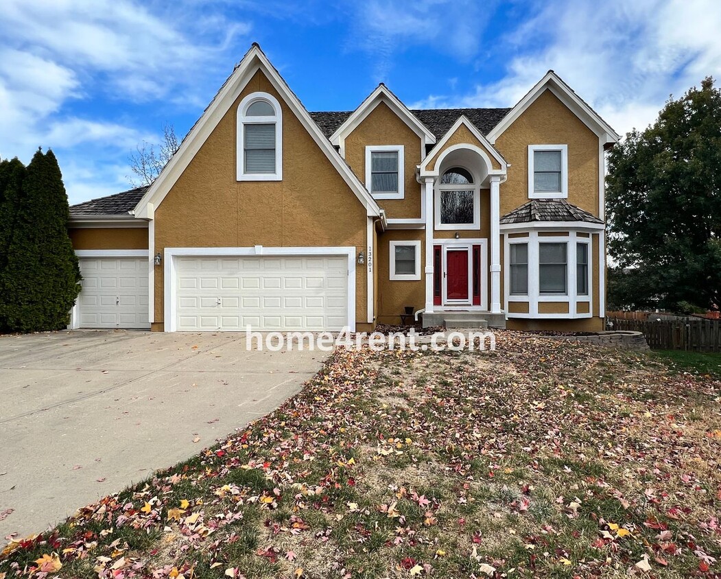 Foto principal - Beautiful Overland Park w/ Wood Floors Thr...