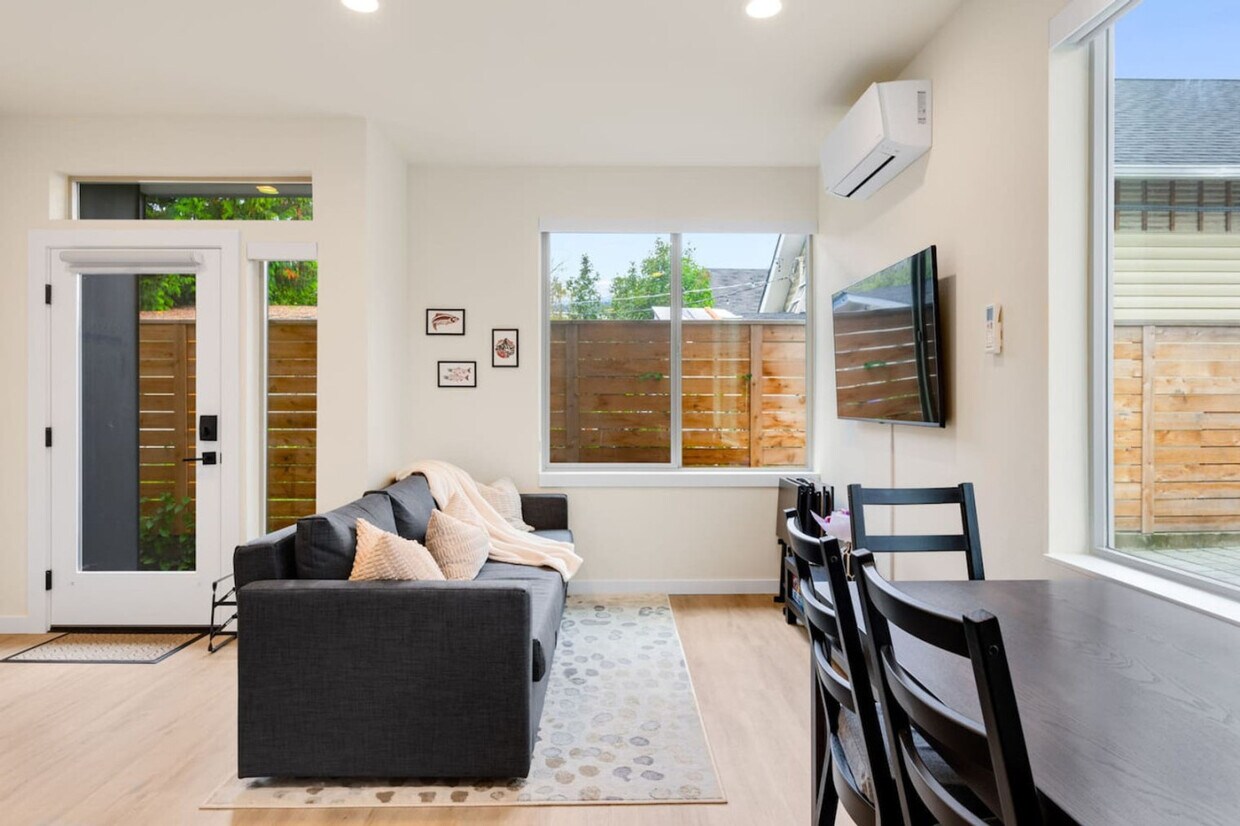 Foto principal - 823 NE 70th St