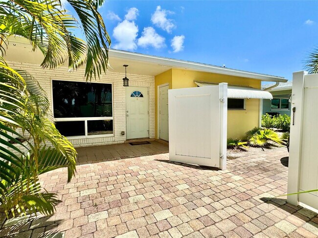 Building Photo - 1121 SW 12th Ct