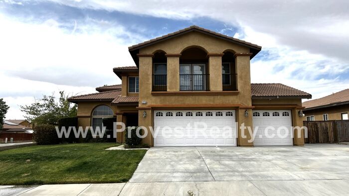 Primary Photo - HUGE 4 Bedroom 3 Bath Home in Victorville ...