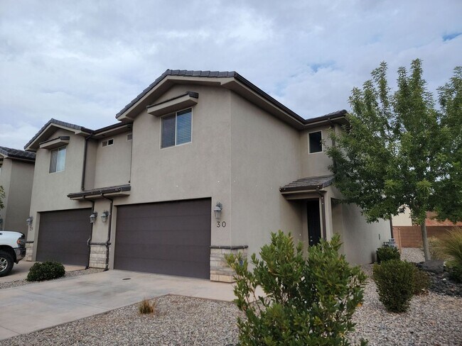 Building Photo - Pet Friendly and Modern End-Unit 3 Bedroom Townhome!