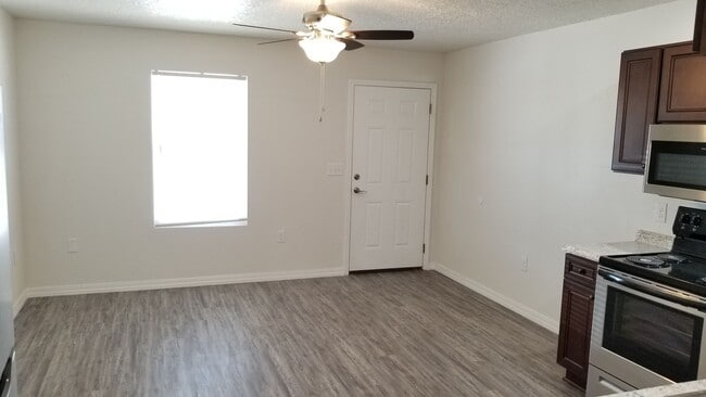 Building Photo - NEWER  LUXURY ONE BEDROOM APARTMENT UNFURN...