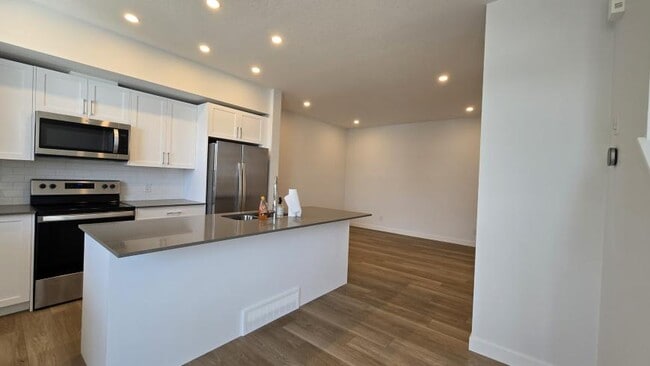 Photo du bâtiment - 2.0 bedroom in Calgary Alberta T2A 7Y9