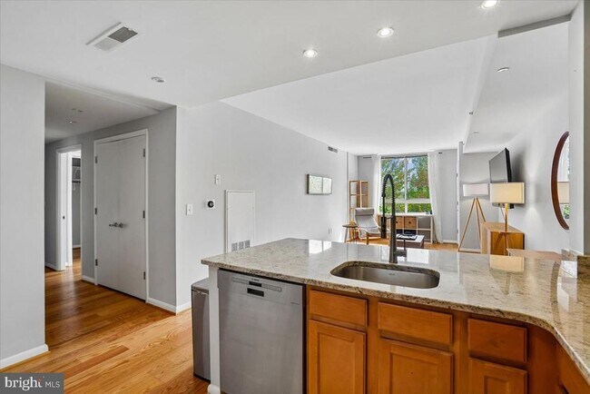 Foto del edificio - 350 G St SW