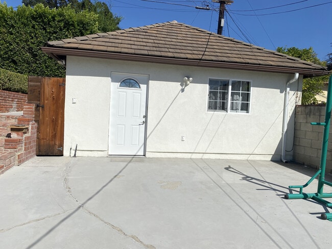 Building Photo - 910 Glenvista Dr