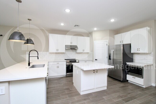 Building Photo - 2763 E Rimrock Dr