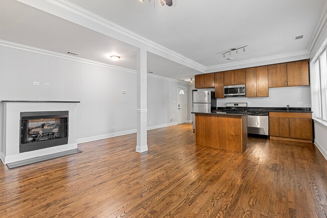 Building Photo - 7330 N Damen Ave
