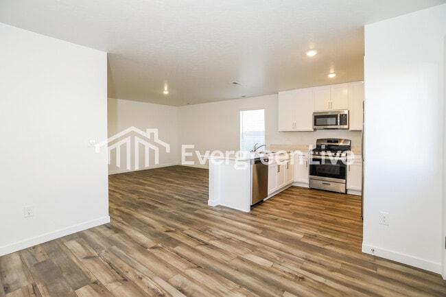 Foto del edificio - 335 Lightning Ave