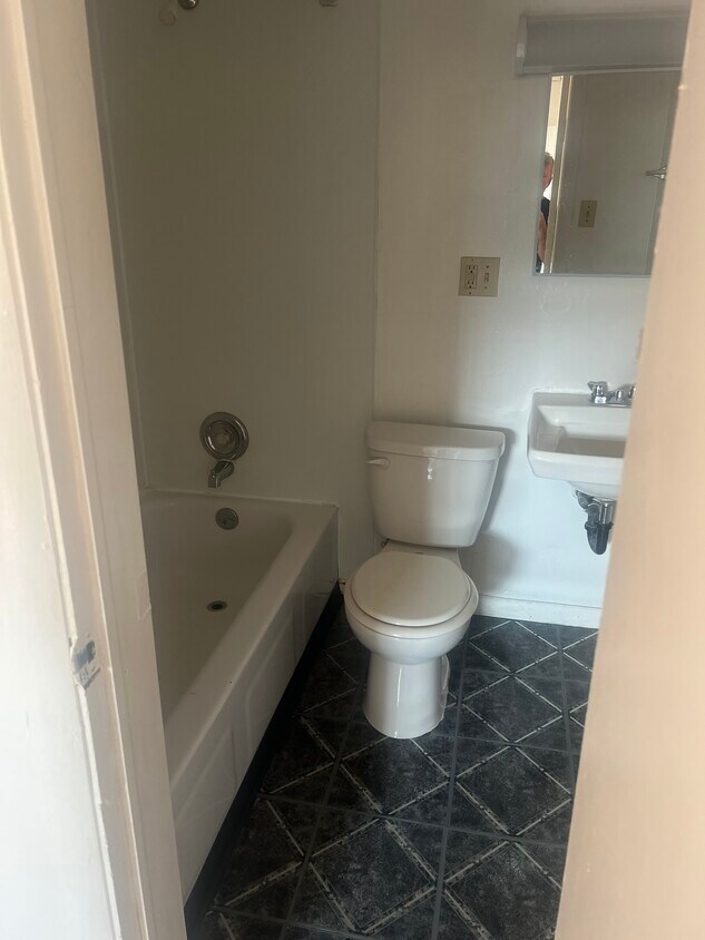 private bath - 3602 Dawson St