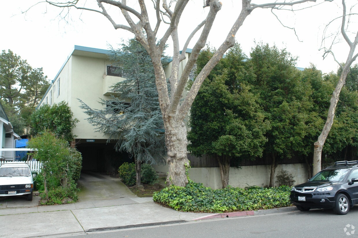 Primary Photo - 1329 Henry St