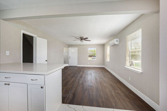 Building Photo - Richmond TX - Newly updated 2 bedroom, 1 b...