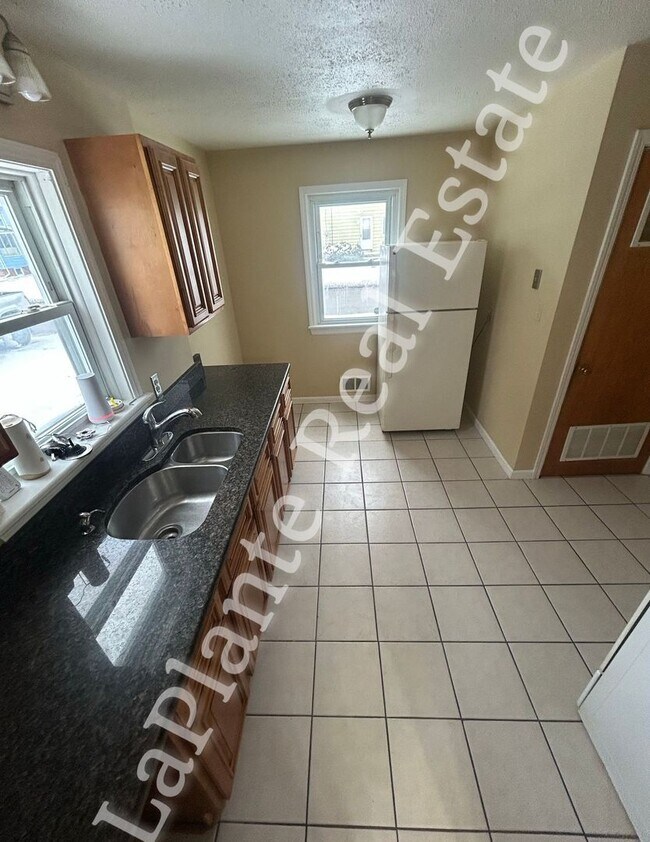 Building Photo - Charming 3-bedroom in North Toledo, on the west side of I-75