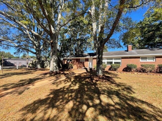 Foto del edificio - Ranch Style 3 Bedroom 2 Bath and 2 car gar...