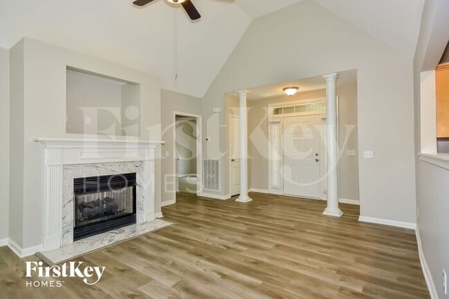 Building Photo - 554 Summit Way