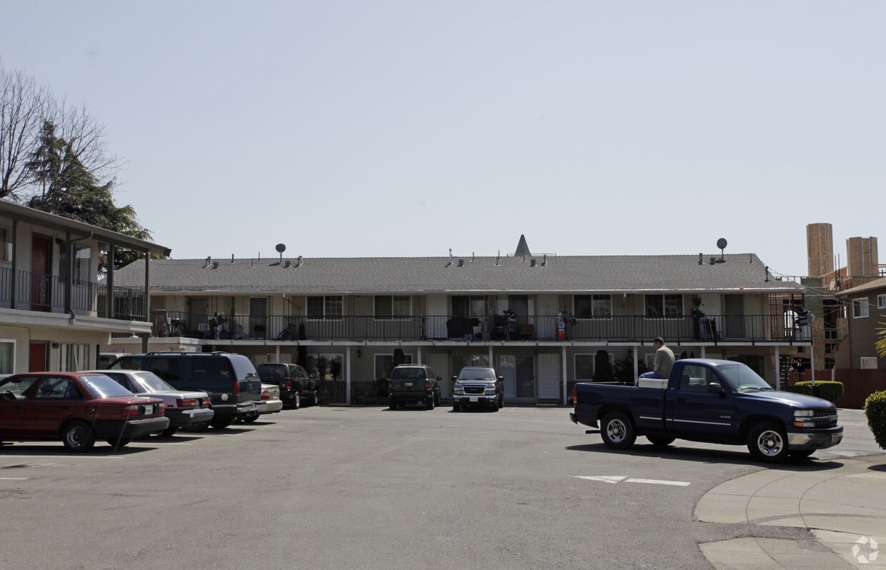 Building Photo - 302 Dumont Ave