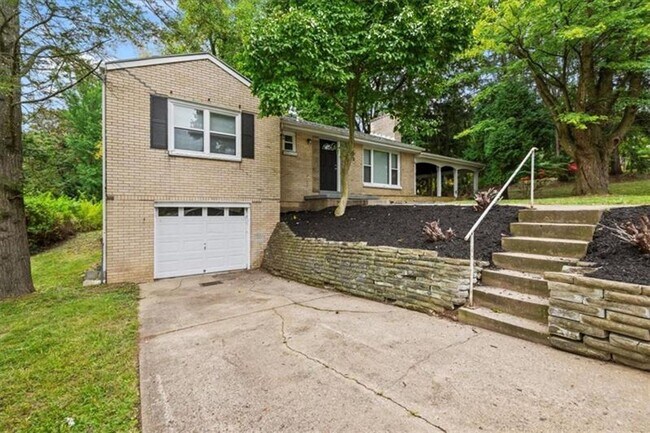 Foto del edificio - Remodeled Home on Large Corner Lot in Uppe...