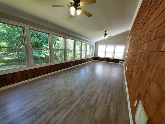 Foto del edificio - 2545 Rea Rd