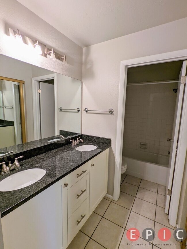 Building Photo - Beautiful Condo in Great Location!