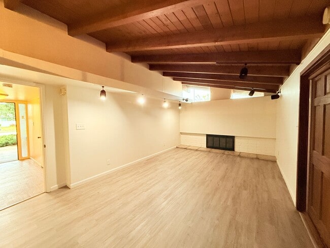 Building Photo - 401 N Lupine St