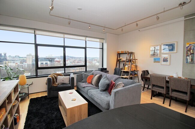 Building Photo - Fully Furnished Short-Term 1 Bedroom Lux C...