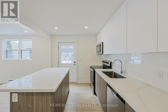 Building Photo - 100 Liberty St N