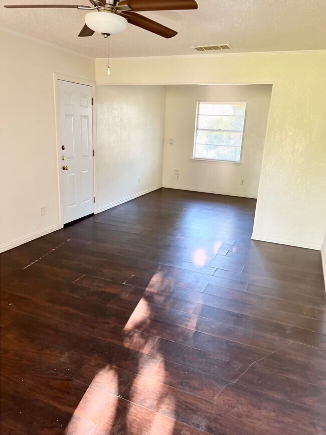 Building Photo - AVAILABLE NOW!!! Charming 3 bedroom 2 bath...