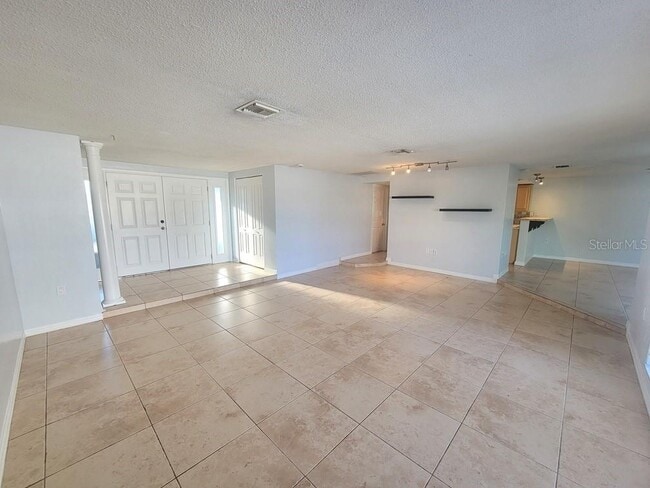 Building Photo - 7741 Treasure Pointe Dr