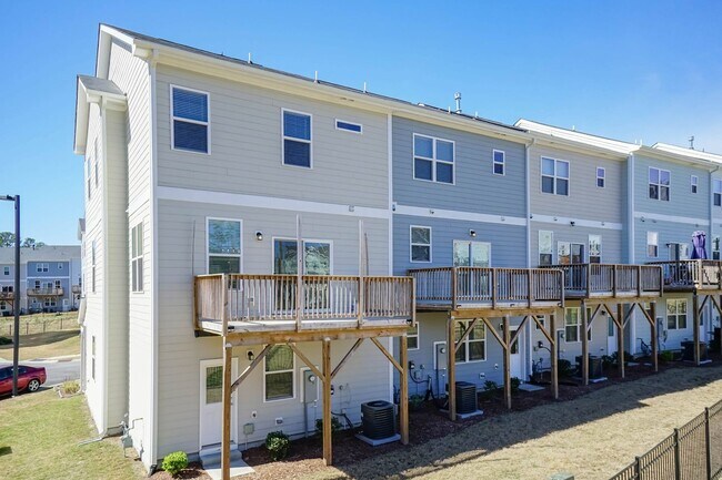 Foto del edificio - Four Bedroom Townhome!