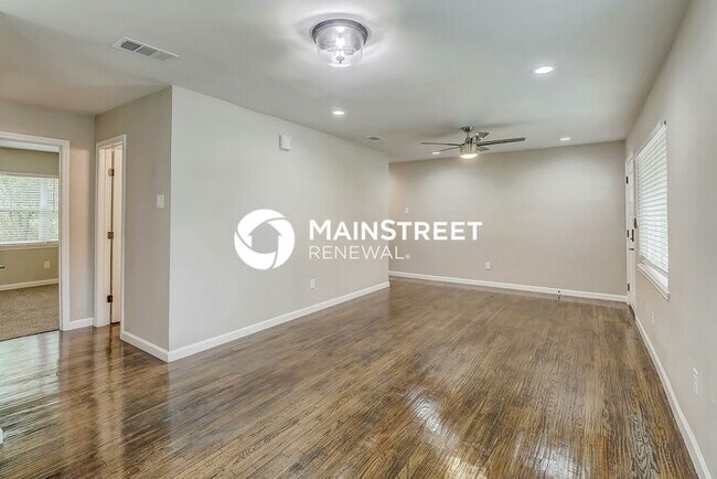 Building Photo - 3 Bedroom Pet-Friendly Home in DALLAS, TX with Main Street Renewal