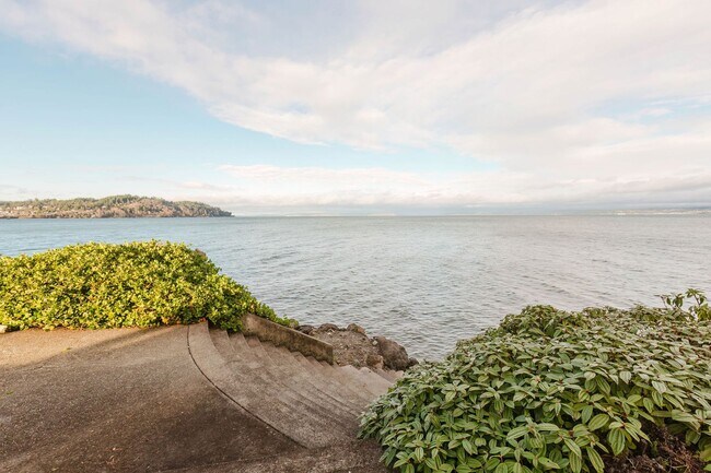 Building Photo - Kingston Low Bank Waterfront