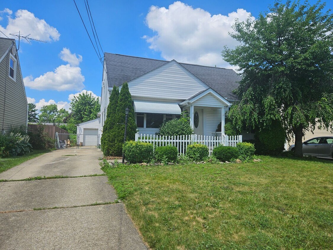 Foto principal - Charming 3-Bedroom Home with Private Yard ...