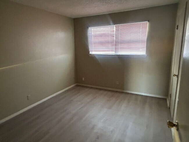 Building Photo - 1900 W 9th St