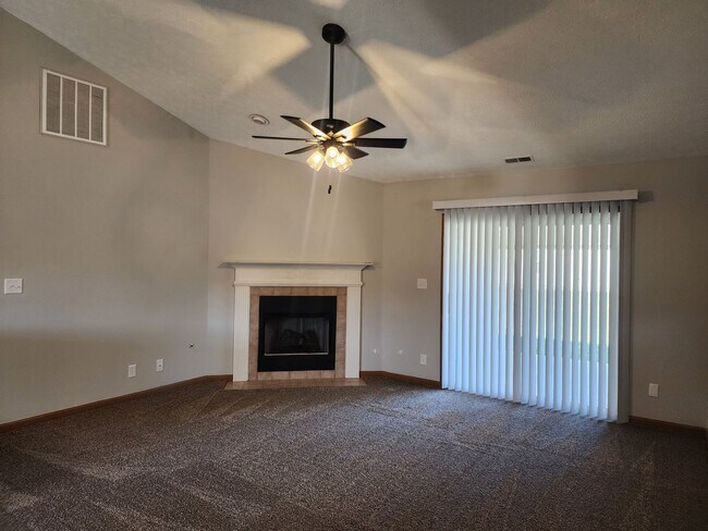 Foto del edificio - Spacious 2BD 2 BA duplex with 2 Car attach...