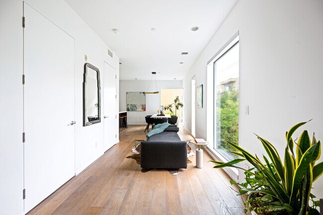 Foto del edificio - 749 S Cloverdale Ave