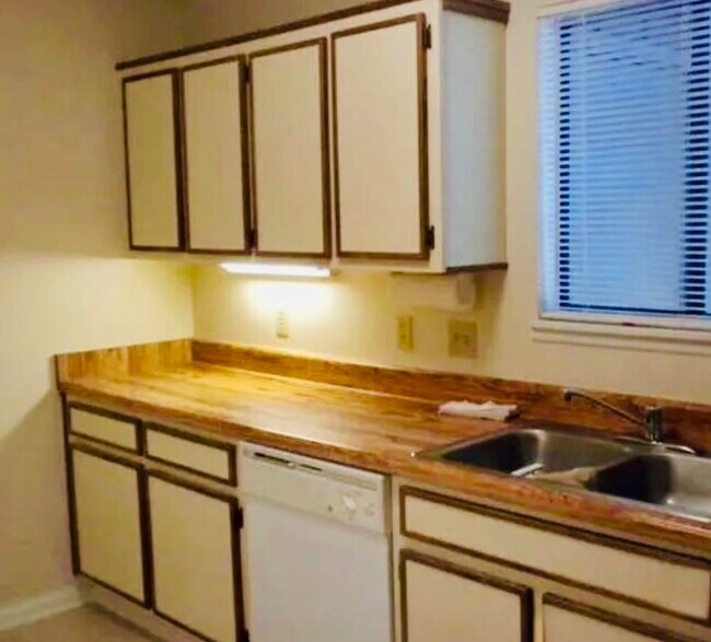 Building Photo - 1820 Seay Ct