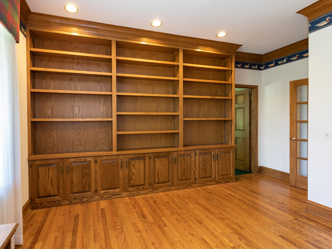 Building Photo - 29W350 Oak Knoll Rd