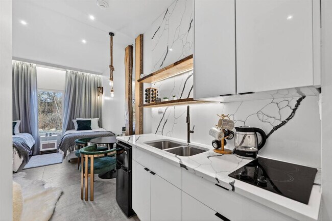 Building Photo - 443 Clove Rd