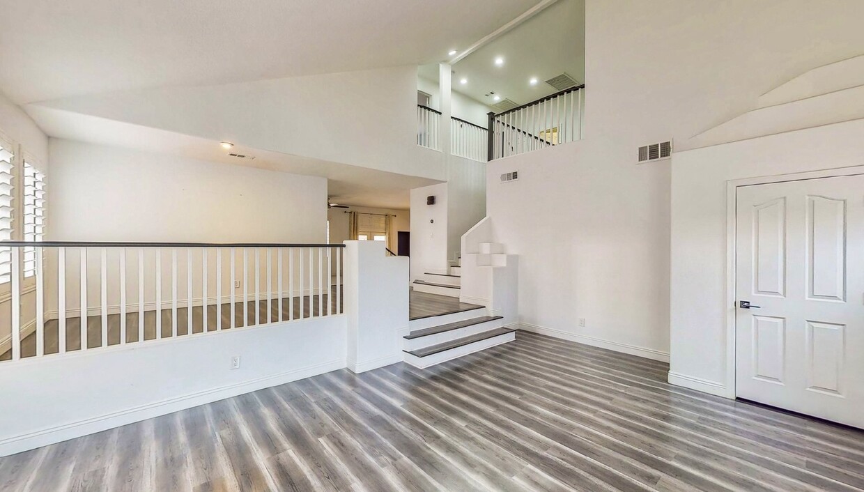 Primary Photo - BEAUTIFUL SPACIOUS 3 BEDROOM 2 1/2 BATH HO...