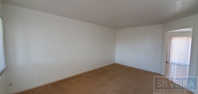 Foto del edificio - A Comfortable Home awaits the right Tenant!