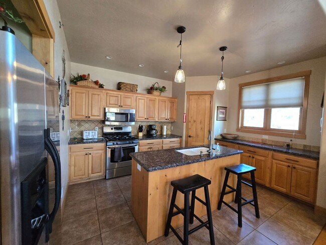 Foto del edificio - For Rent: Luxury Furnished Riverside Townhome *All Utilities Included*