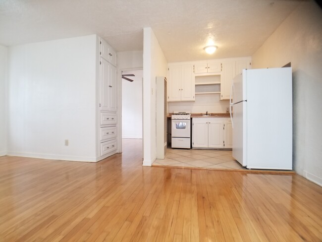 living room and kitchen - 410 Mesa St SE