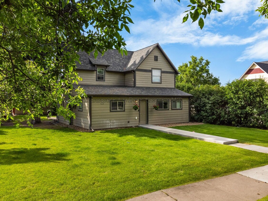 Primary Photo - Historic 5 Bedroom Home in Belgrade