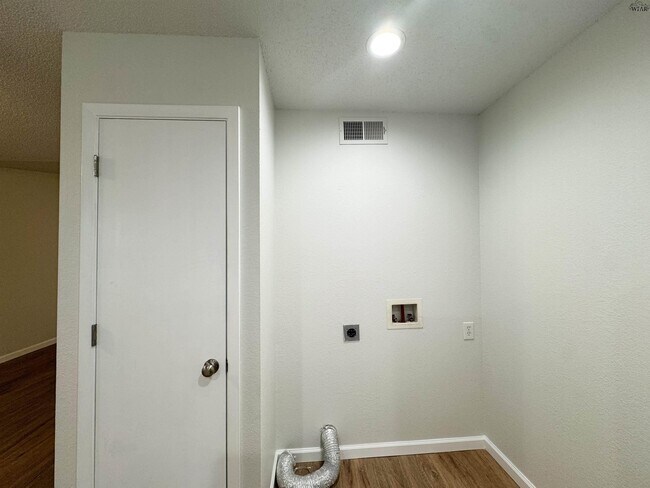 Foto del edificio - 4621 Johnson Rd