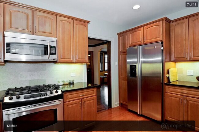 Kitchen - 4515 N Wolcott Ave