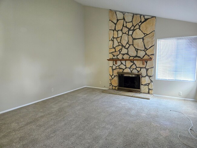 Building Photo - Santa Ana - Spacious 2 Bedroom, 2 Bath Hou...