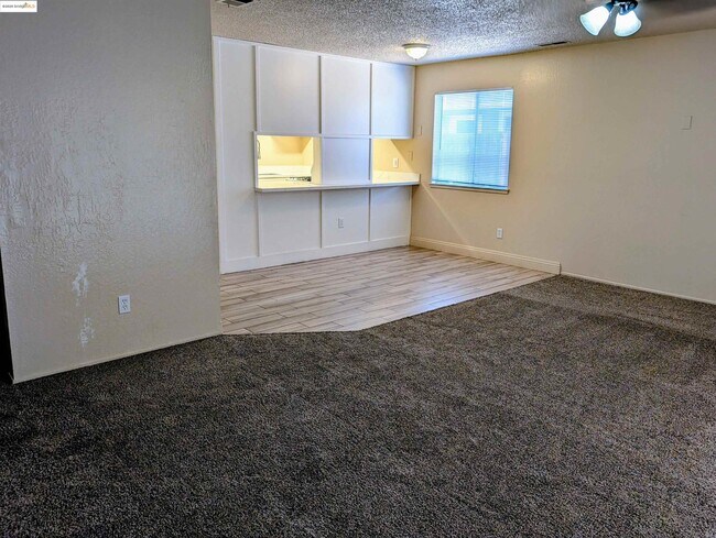 Foto del edificio - 4958 Driftwood Ct