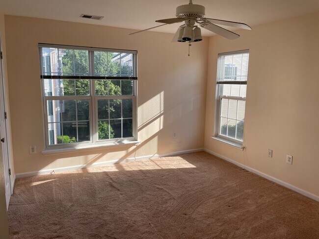Foto del edificio - 5812 Summers Grove Rd