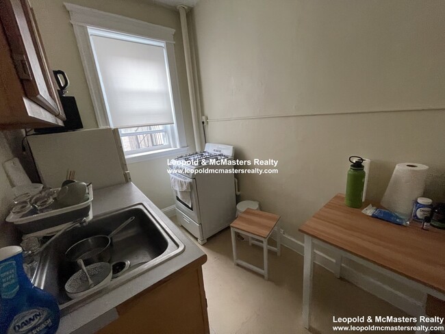 Building Photo - 197 Kelton St